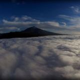 Parapente sobre el mar de nubes con el Teide