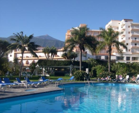 El hotel y piscina