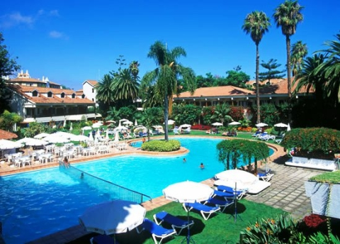 Hotel y piscina